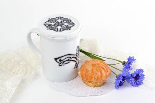 Schöne bemalte Teetasse aus Ton mit Deckel und Sieb handmade Geschirr weiß - MADEheart.com