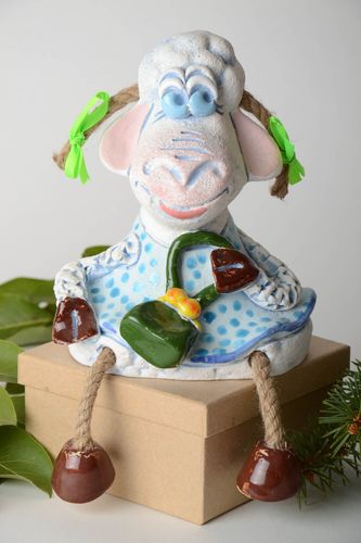 Salvadanaio in argilla fatto a mano figurina simpatica elemento decorativo - MADEheart.com