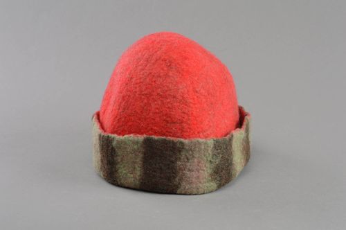 Gorro para baño de vapor de lana natural en técnica de fieltro de color rojo  - MADEheart.com