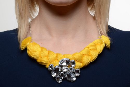 Handgemachtes gelbes Collier aus Fäden mit Strass Steinen modisch Frauen Schmuck - MADEheart.com