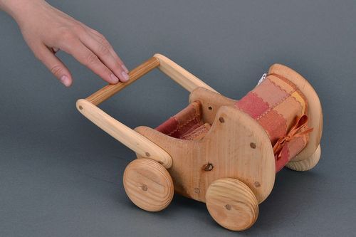 Figurilla de madera en forma de cochecito - MADEheart.com