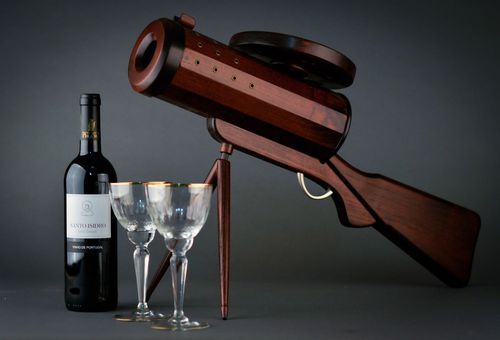 Soporte para el vino hecho de madera en forma de fusil - MADEheart.com