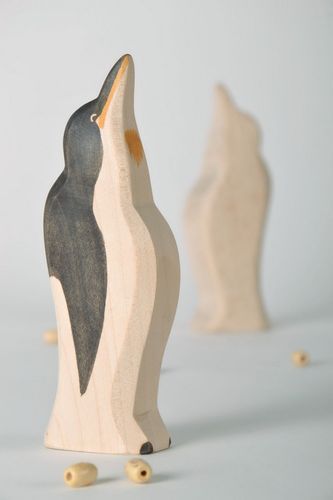 Holzstatuette Pinguin - MADEheart.com