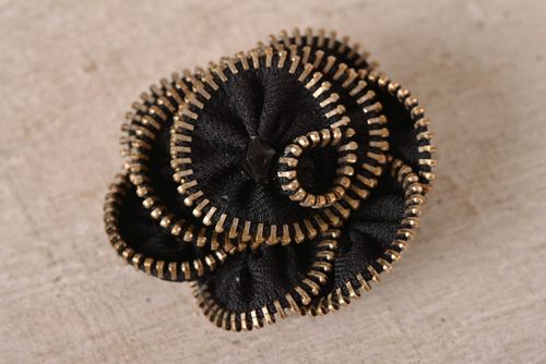 Broche en cuir Bijou fait main noire insolite design Accessoire femme fleur - MADEheart.com