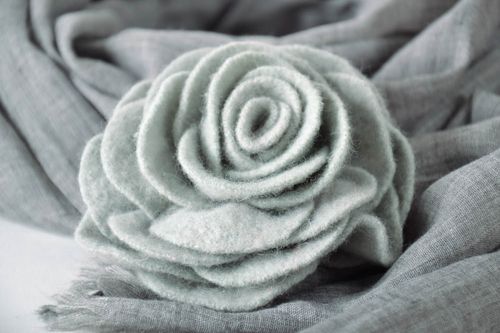 Broche originale en laine Rose grise faite main - MADEheart.com
