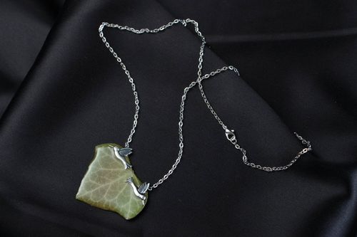 Pendant with Ivy Leaf in Epoxy Resin - MADEheart.com