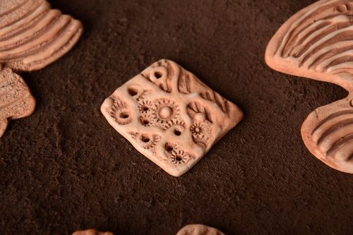 Pendentif en terre cuite fait main avec trous marron design original ethnique - MADEheart.com