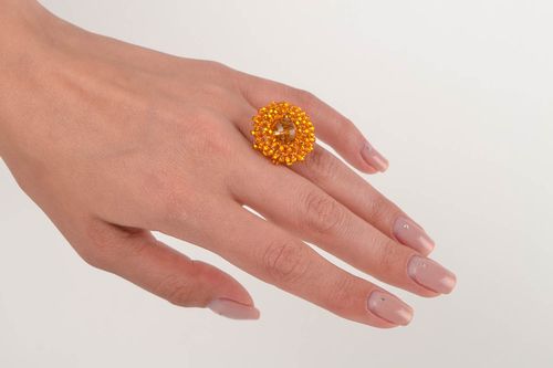 Bague perles de rocaille Bijou fait main Cadeau original jaune tissée grande - MADEheart.com