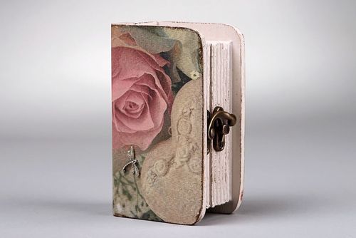 Caixa artesanal em forma de um livro - MADEheart.com