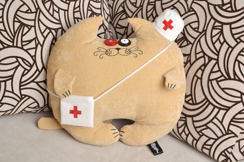 Coussin chat médecin en tissu floqué fait main décoratif original beige - MADEheart.com