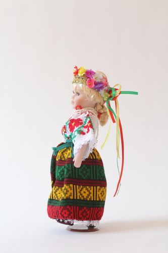 Boneca étnica artesanal num vestido tradicional  - MADEheart.com