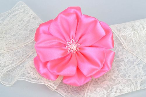 Massive grelle rosa Haargummi mit Blume aus Atlas in Kanzashi Technik für Damen - MADEheart.com