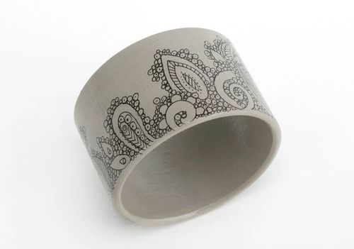 Damen Armband handgemachter Schmuck Holz Armband breit grau originell bemalt - MADEheart.com