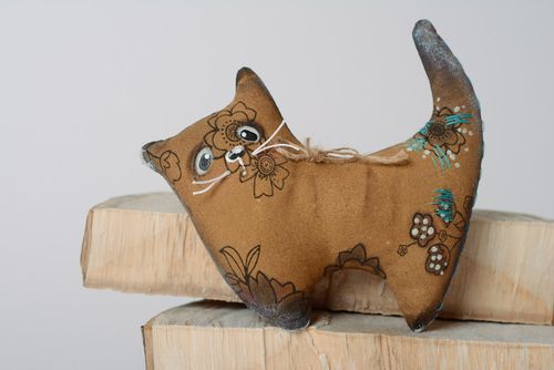 Juguete artesanal con forma de gato de peluche aromatizado original - MADEheart.com