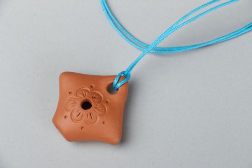 Pendentif sifflet en argile fait main accessoire original avec cordon bleu - MADEheart.com