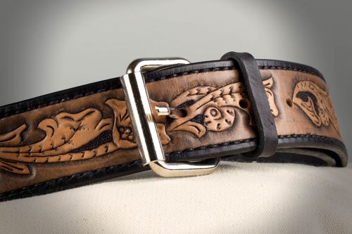 Cinturón de cuero natural con hebilla de metal artesanal en estilo sheridan - MADEheart.com