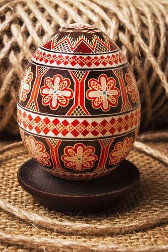 Handgemachtes dekoratives bemaltes Osterei mit Ornament zum Osterfest für Haus Dekoration - MADEheart.com