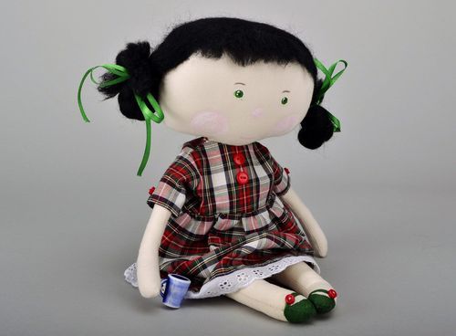 Muñeca de autor con vestido a cuadros - MADEheart.com