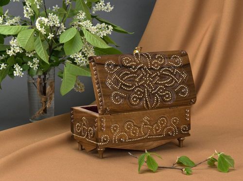 Boîte à bijoux sculptée en bois et incrustée - MADEheart.com