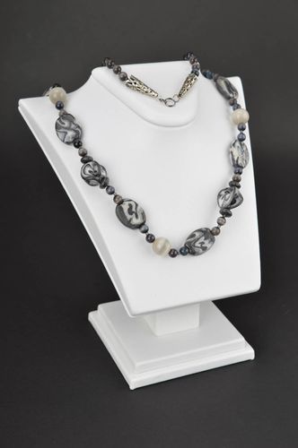 Collier perles fantaisie Bijou fait main gris en pâte polymère Cadeau femme - MADEheart.com