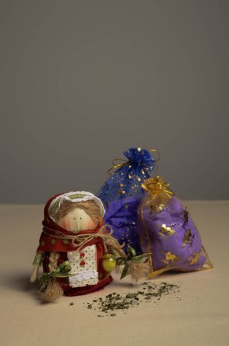 Muñeca de trapo con granos hecha a mano amuleto de protección decoración de casa - MADEheart.com