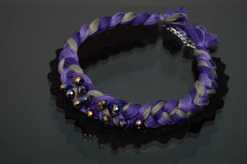 Collar de hilos mouliné con cuentas violeta - MADEheart.com