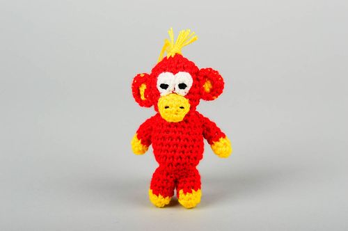Porte-clé singe fait main Porte-clefs original rouge au crochet Petit cadeau - MADEheart.com