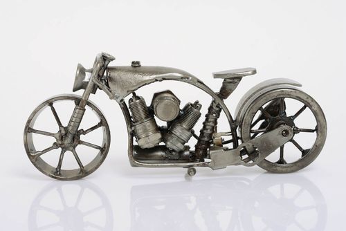 Figura de metal de motociclista en estilo de techno art artesanal original - MADEheart.com