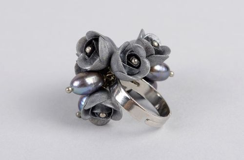 Exklusiver Ring handgemachter Polymer Schmuck in Grau Ring am Finger stilvoll - MADEheart.com