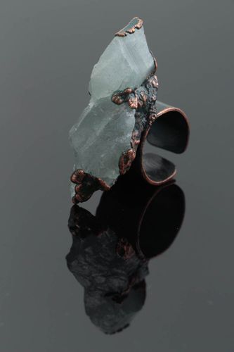Anillo con piedra natural de topacio grande hecho a mano de cobre ajustables - MADEheart.com