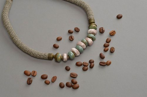 Schönes Collier aus Ton und Schnur im Ethno Stil handmade für wahre Modedamen - MADEheart.com