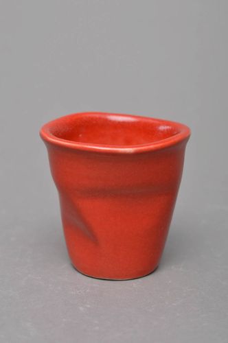 Handmade kleiner Trinkbecher aus Porzellan rot in Form vom Plastikbecher - MADEheart.com