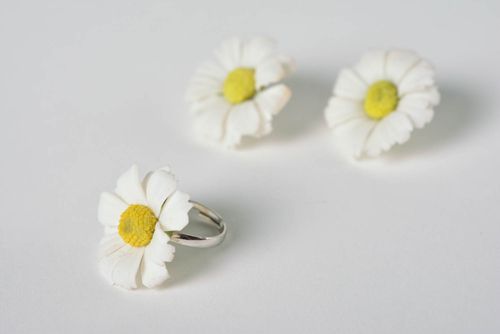 Kit di orecchini e anello fatto a mano accessori in argilla polimerica camomille - MADEheart.com