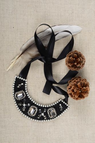 Collier en perles de rocaille Bijou fait main noir en feutre Accessoire femme - MADEheart.com