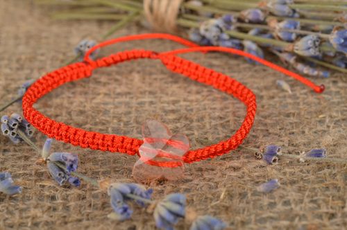 Bracelet tressé en cordon ciré rouge fait main avec papillon en plastique - MADEheart.com