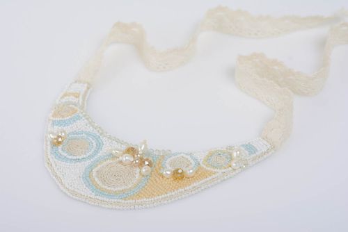 Collar hecho a mano bordado con abalorios y cuentas de cristal en cinta blanco  - MADEheart.com