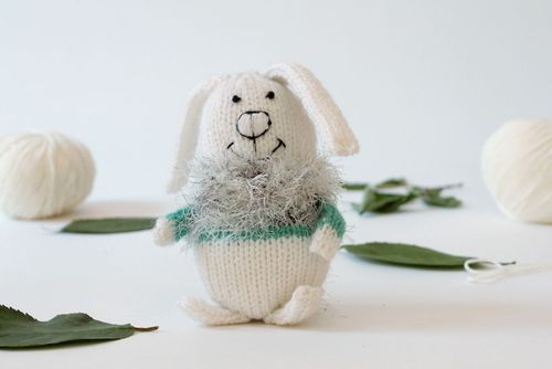 Jouet mou tricoté en forme de lapin  - MADEheart.com