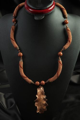 Колье из бисера украшение ручной работы коричневое ожерелье из бисера с листиком - MADEheart.com