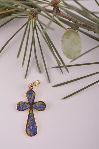 Крестик с камнями handmade подвеска на шею украшение из латуни в виде крестика - MADEheart.com