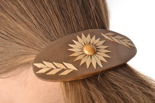 Stilvolle lackierte braune Damen Haarspange aus Holz mit Blumenmuster handmade - MADEheart.com