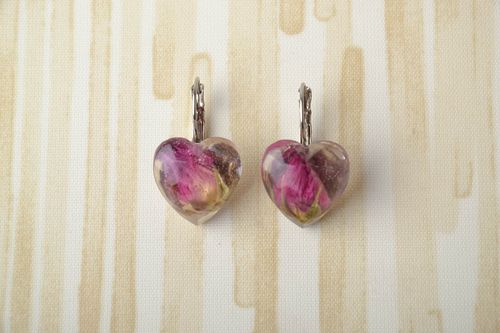 Heart-shaped earrings with natural flowers and epoxy resin - MADEheart.com
