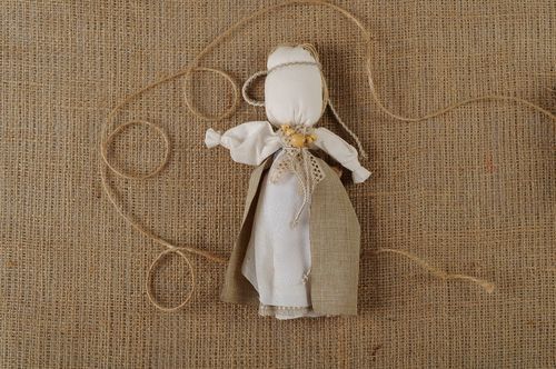 Bambola etnica di stoffa fatta a mano amuleto talismano popolare da casa - MADEheart.com