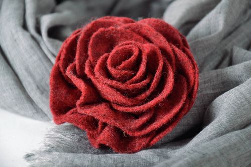 Broche en laine Fleur couleur bordeaux  - MADEheart.com