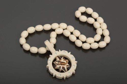 Rosario artesanal hecho a mano blanco objetos religiosos accesorios para hombres - MADEheart.com