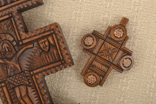 Pendentif croix Bijou ethnique fait main Accessoire femme amulette en bois - MADEheart.com
