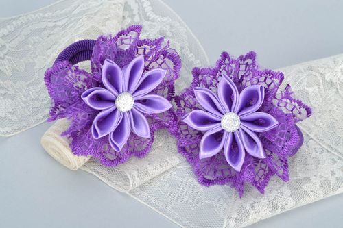 Originelles Blumen Haargummis Set in Lila aus Atlasbändern 2 Stück in Kanzashi Technik handmade für Mädchen - MADEheart.com