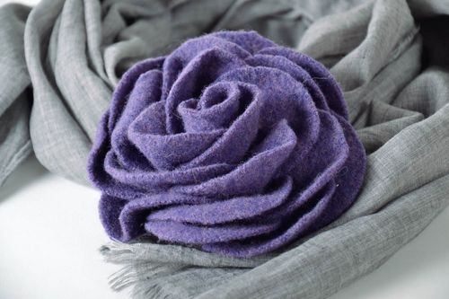 Broche fleur en laine Rose bleue  - MADEheart.com