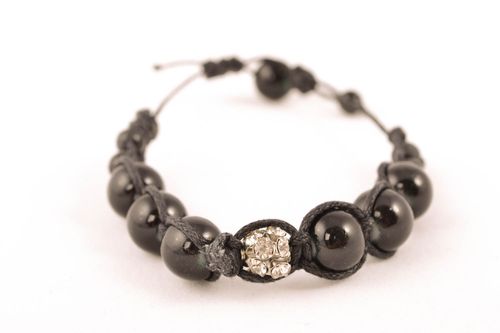 Handmade Armband mit schwarzen Perlen - MADEheart.com