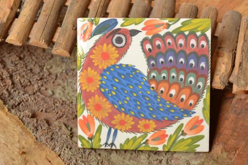 Azulejo cerámico artesanal pintado con engobes y esmalte pájaro de paraíso - MADEheart.com