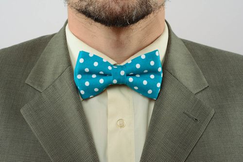 Gravata borboleta feita de tecido azul com bolinhas brancas - MADEheart.com